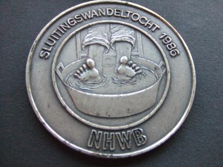 N.H.W.B.(Noord-Hollandse Wandelbond)Sluitingstocht 1986 ( met je voeten in een teiltje water)